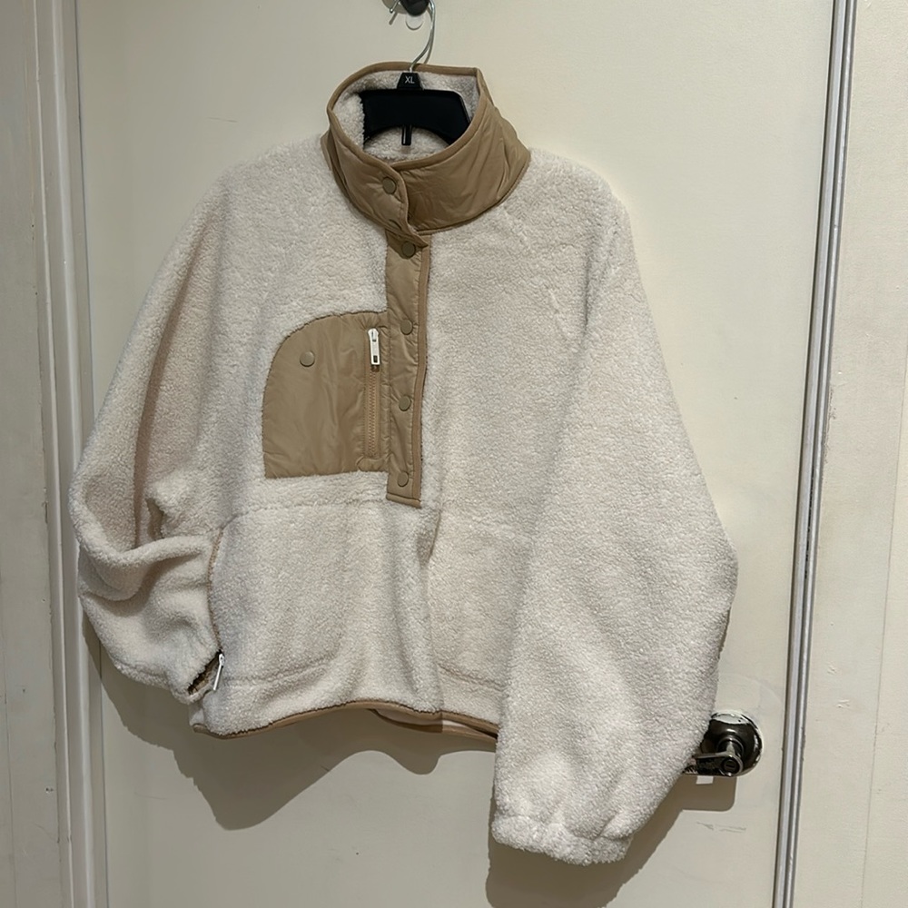 Warmest sherpa in the comfiest white so soft perfect for cool spring nights 🌚⭐️